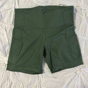 Lululemon fast free short women’s army green 6” - great condition - size 8